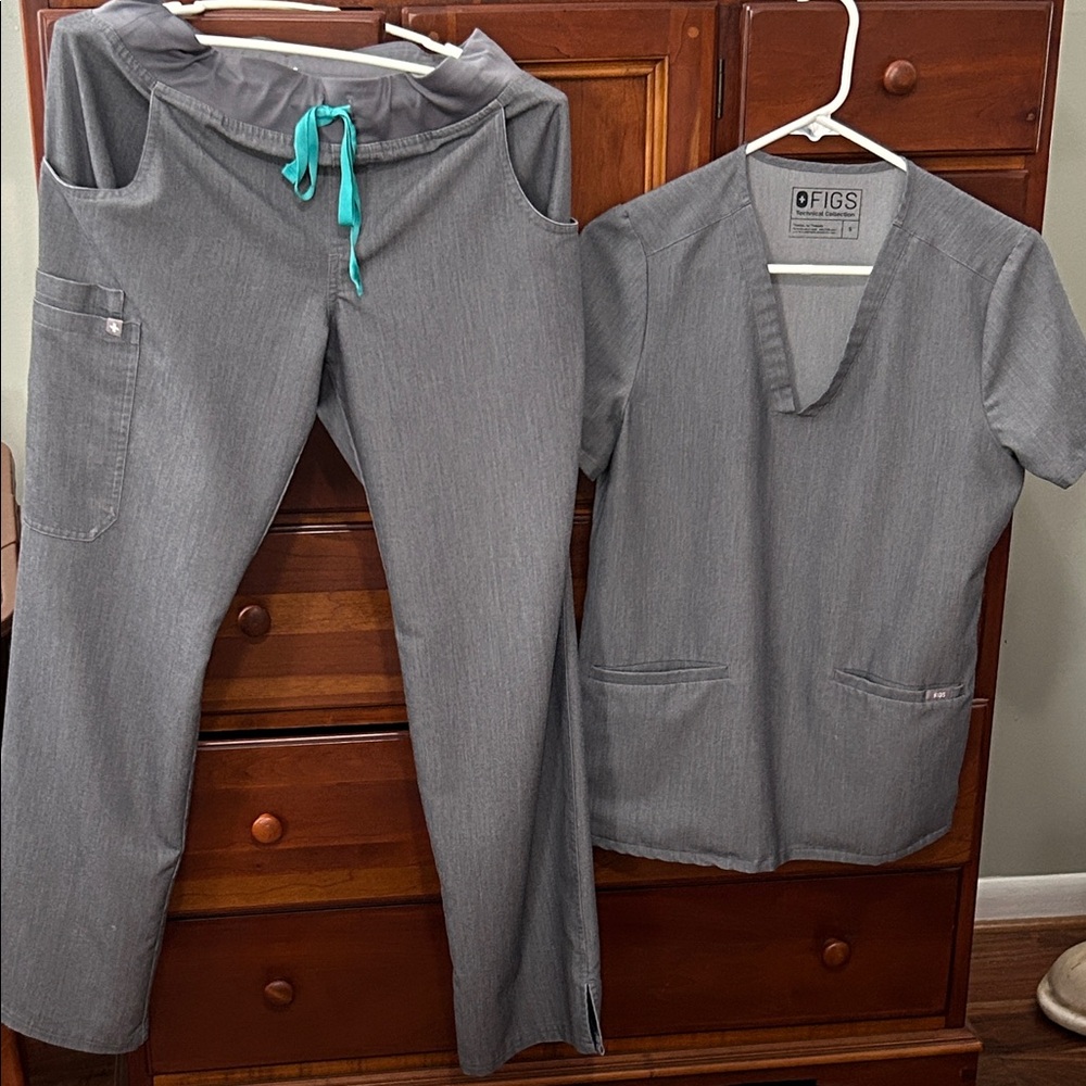 Figs SET of Graphite Gray Top/Pant Scrubs for Women .   Size SMALL